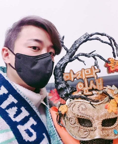 Rapper The Outsiders revealed his feelings for appearing on King of Mask Singer.The Outsiders posted a long article on personal SNS on December 28, and gave a testimony to MBC King of Mask Singer as the last leaf.The Outsiders was so happy to be able to sing songs that I had been singing since I was a child of Savoie on a Honorary stage called King of Mask Singer, he said. I lived in my life and lived in music and creative activities.I am grateful to all the songs I have had in my childhood, the Lee Su-hyun panic I love, the Seo Taiji and the children, and the staff and family who have been together with the stage King of Mask Singer to be remembered for my life.Meanwhile, The Outsiders lost 15-6 to a December miracle on the 27th broadcast King of Mask Singer.The following is a specialization in The Outsiders SNS writingSavoie It was a moment when I was so happy to be able to sing the songs I loved and followed before I dreamed of being a singer on the Honorary stage called King of Mask Singer.I really appreciate it.I have been living in my life for my music and creative activities, and I have gained strength during the preparation of King of Mask Singer and made a new song for a long time.He made a new song Just the way you are released yesterday and promised himself to do true and active creative activities as Lee Su-hyun again.I told the artist during the interview, Memory said that if the singer called The Outsiders stood on various stages and sang and became active again, it would be probably because he was on the stage of King of Mask Singer.Songs with my childhood, Lee Su-hyun panic, Seo Taiji and children I love.And the stage that will be Memory for the rest of my life, King of Mask Singer. Thank you all for the steps and family.In 2020 and 2021, even if there is no light in sight, we will keep ourselves alive. We will keep our precious people without falling.Dad, Mother, I miss you so much.Everyone who lost their job and lost their place to go just the way you are2020.12.27 The Outsiders Dream.