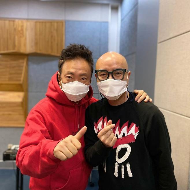 Broadcaster Hong Seok-cheon boasted candid dedication from monthly income to a confession of Hair loss.Hong Seok-cheon, who appeared on KBS Cool FM Park Myeong-sus radio show on the 28th, asked DJ Park Myeong-su, I know many people are articles, but are you almost done with business? I have been doing Restaurant for 18 ~ 20 years.The store that I did on Gyeongri-dan-gil is being taken over by my managers brother. My sister is still doing Restaurant in Thailand in Namyangju. Hong Seok-cheon said, We are preparing to open a new concept in Itaewon in April and May next year.In fact, I tried to watch it all the way to the end, but all the commercial areas are famous, the more expensive the rent is.I wanted to cut the price of 100,000 won (the renter) or 200,000 won, but I wanted to make it difficult because I could not communicate well.I decided to stop because I wanted to rest a little and start again with another concept. Also, when asked about the fixed question of Radio Show How much do you earn a month, Hong Seok-cheon said, Its okay.It is not bad, he said. Even if I have a few billion debts from folding the store, I can continue to do other things.The new online shop is good and I can pay off the debts I have accumulated because I am more focused on broadcasting.Of course, Im paying my debts, but I earn well. The store I am going to do next year is a shop that does not need a chef or a chef. There is a robot.I am looking for items that anyone can do without a person with a minimum number of people, he said, causing Park Myeong-su to wonder.In addition, Hong Seok-cheon said, It is like my lifes homework, he said of his adopted nephews.The first is helping her work at the mothers shop, the second is studying photography and then going to the army.They call them fathers when they need their allowances, and they almost call them The Uncle.I do not get angry when I get angry, but I am a style that kills people by drying them. In addition, he said, It is a turning point in life about his hairstyle. When he had a hair, he was an ordinary mask and always played an ordinary role.One director said that he would give a job if he pushed his head because his head was pretty, so he pushed it in his early 20s, and there were a lot of advertisements. There is a line. After Coming Out, I feel stressful and Hair loss comes. Finally, when asked if there is a disadvantage to hairstyle, he said, It is too cold in winter, so I do not shoot outdoors in winter.You should know how much a hair of your hair is a thermostat. A cold comes soon. =