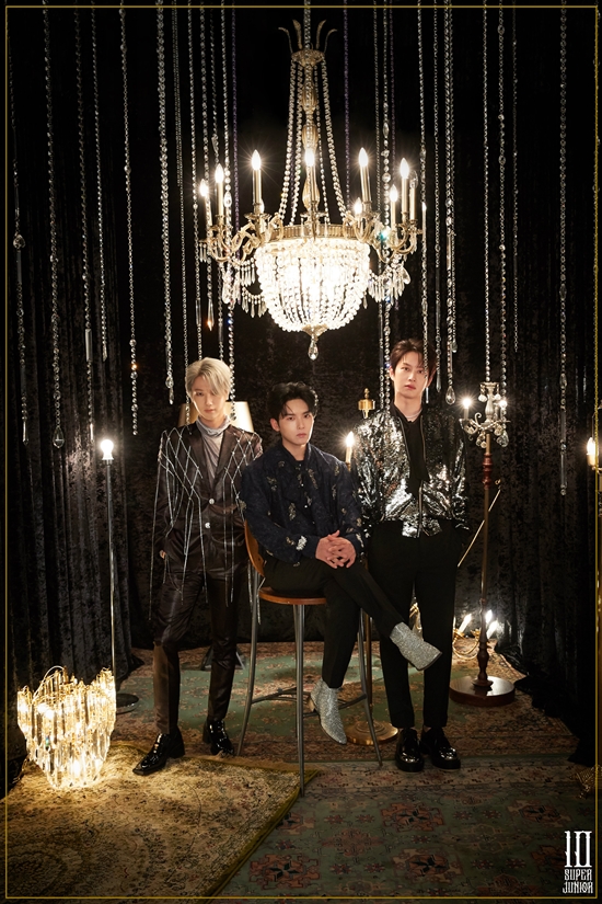 Group Super Junior opened the last unit of the regular 10th album, Teaser Image.The Beautiful Unit Teaser Image, which was uploaded to the official SNS of Super Junior at 10 am on the 28th, catches the eye with its brilliant props and costumes.The last unit connecting the Passionate Unit (passionate unit) and Versatile Unit (multipotential unit) is the Beautiful Unit (beautiful unit), which includes members Hee-chul, Yesung, and Kim Ryeowook.In the open photo, Hee-chul, Yesung, and Kim Ryeowook pose under a glittering chandelier and stare at the camera lens.The unit Teaser photo features visuals of the cultural splendor that peaked during the Renaissance, including shiny chandeliers, spanks, and costumes with various jewels.Meanwhile, Super Juniors Beautiful Unit Hee-chul, Yesung, and Kim Ryeowooks personal Teaser Image can be confirmed at 10 am on the 29th.Photo: Label SJ