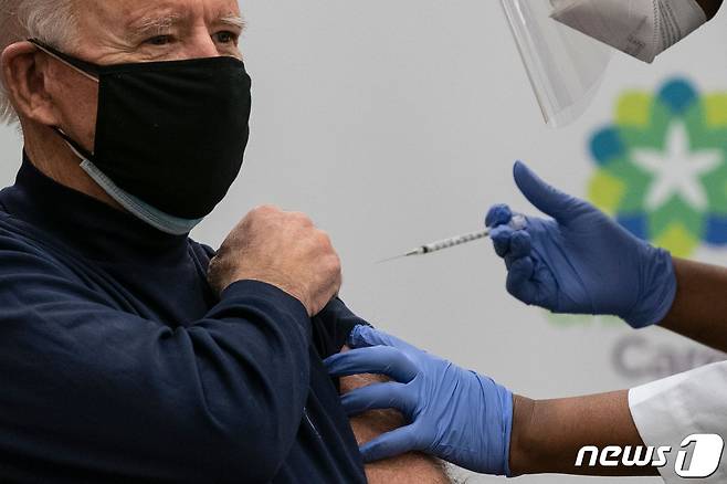 조 바이든 미국 대통령 당선인이 21일(현지시간) 델라웨어주 뉴왁의 크리스티아나 케어에서 화이자-바이오앤테크가 공동 개발한 신종 코로나19 백신을 접종받고 있다. © AFP=뉴스1 © News1 우동명 기자