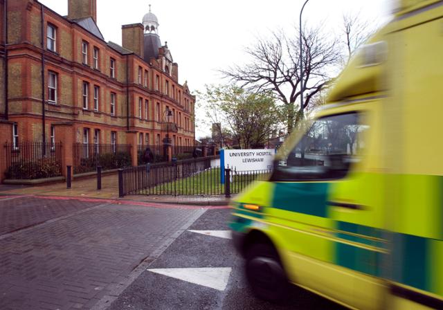 영국 런던의 루이섬병원으로 환자를 실은 구급차 한 대가 진입하고 있다. 로이터 연합뉴스