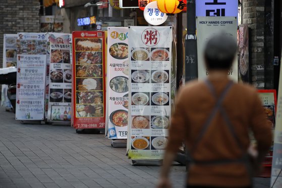 정부가 신종 코로나바이러스 감염증(코로나19) 사태로 피해가 집중된 자영업자·소상공인에게 최대 100만원에서 300만원까지 차등지원하는 방안을 검토하고 있다. 28일 오후 서울 중구 명동거리에 음식점 입간판들이 설치돼 있다. 뉴스1