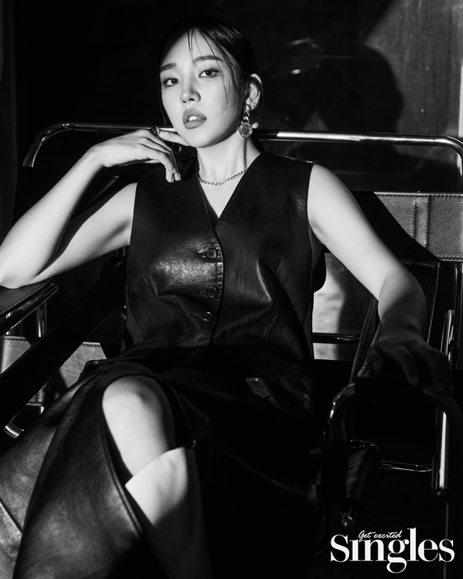 A Baek A-yeon pictorial has been released.Singer Baek A-yeon recently conducted a photo shoot with Singles, in which Baek A-yeon produced a charismatic atmosphere perfectly and emanated a reversal charm.I wanted a song that clearly reveals Feeling this time, said Baek A-yeon, who released a new digital single Not Cold on December 24 and released a winter ballad that I believe in with emotional lyrics and voices.I wanted to sing a song that could clearly reveal the Feeling of separation after love or love. I never get to be a bit of a buzzer, but the same goes for lyrics, too, he said, adding that he is straightforward and comfortable in terms of the lyrics of the dialogue, and that he is very close to his heart.I dont have any quickness, but I think endurance is fine, said Baek A-yeon, who recently overcame the attention and worry of people around me.I am rather uneasy if I have nothing to do. He also expressed his aspect as an artist who wants to grow steadily.