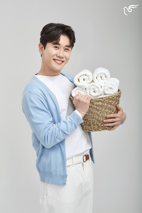 Trott Daese Young Tak has signed an AD model renewal contract with Brand for household goods.Pidgeotto (CEO Lee Ju-yeon), a company specializing in general household goods, announced on the 29th that it has signed a contract with Trot Singer Young Tak to renew the Brand AD model.Young Tak, who was selected as the Pidgeotto Model in June, has been helping consumers to advertise Brand through various marketing activities such as AD pictorials, video, and good news release with its unique and sincere energy.Pidgeotto said, We have been re-signed based on our trust in Young Tak, which has been loved by various age groups and has shown a lot of Young Tak effect with affection for Brand.We decided to re-sign Young Tak, which is loved by consumers for its sincere and capable image regardless of gender and age, as the best model for Brand Image, which is constantly introducing good products based on quality-based product philosophy, the company said.Young Tak, who was on the line (in Mr. Trott) in the trot audition, was loved by a great year in 2020 for his hits including Why You Come Out Of There on his warm-looking and sad-looking image.Photos/Pidgeotto