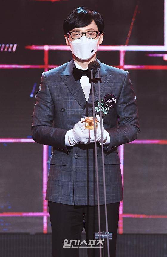 개그맨 유재석이 29일 오후 온라인 생중계로 진행된 ‘2020 MBC 방송연예대상’에서 올해의 예능인상을 수상하고 소감을 말하고 있다. 〈사진제공=MBC〉