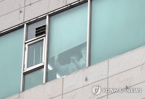 창문 밖 내다보는 효플러스요양병원 의료진들 [연합뉴스 자료사진]