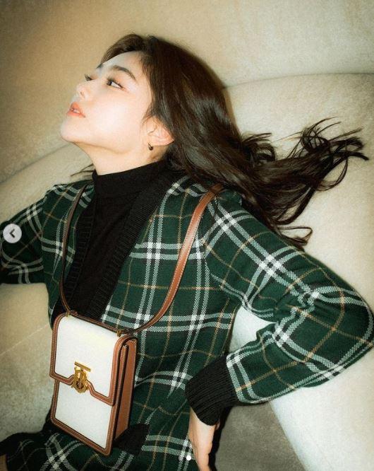 Girl group Gugudan Mina (Kang Mina) showed off her luxurious sophistication.Mina posted several photos on her Instagram; the photo shows Mina taking various poses.In particular, she created a luxurious look by matching black Polo neck with a checkered outer and mini skirt.