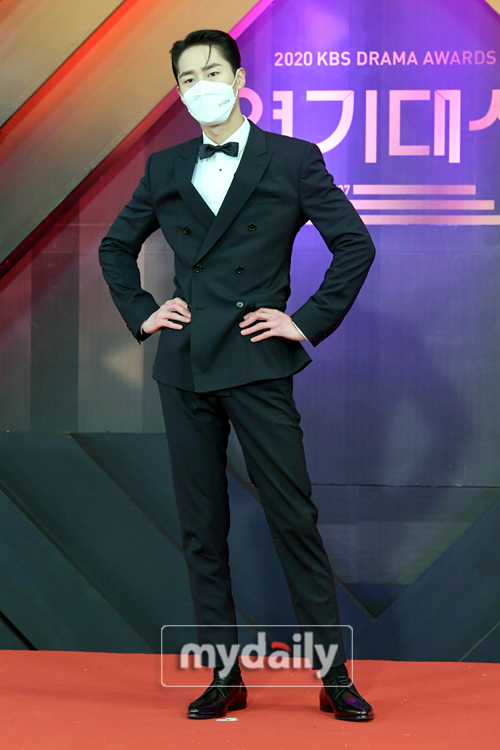 Actor Lee Jae-wook poses at the 2020 KBS Acting Grand Prize held at KBS in Yeouido-dong, Seoul on the afternoon of the 31st.