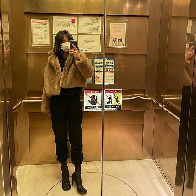 Just leave Haru, thats ridiculous.Actor Kim Sung-eun has celebrated the last day of the year.On December 31, Kim Sung-eun wrote on his instagram: 2020 yearsJust Haru! Thats ridiculous! Everybodys 2020 year!Good luck! Good night. Kim Sung-eun, in the photo, completed her winter fashion with a long boots on her fur jacket, and her appearance in the elevator boasts a model-like girdle.On the 30th, Kim Sung-eun announced on SNS that Jung Jo-gook was selected as a soccer coach and showed infinite affection for her husband.