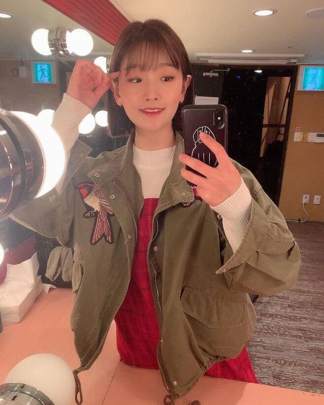 Actor Park So-dam reveals recent statusPark So-dam posted several photos on his SNS on December 31 with an article entitled Meet me today, meet again on January 1.Park So-dam in the photo showed off her simple beauty with a sophisticated makeup and a knife-haired hairstyle.Park So-dam oozed cute charm as she posed V through mirror selfieMeanwhile, Park So-dam is appearing on the JTBC entertainment program Gamseong Camping.