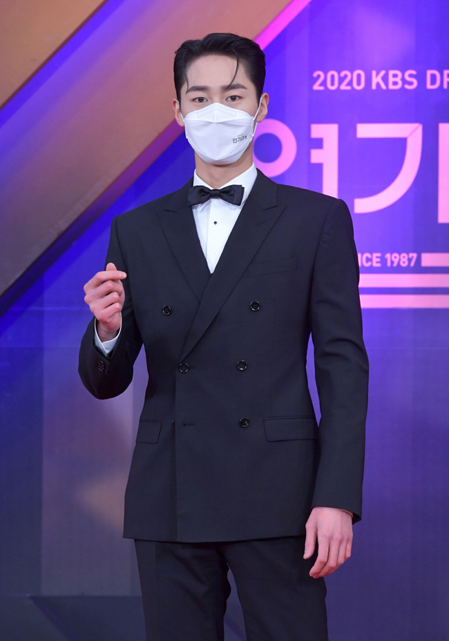 Actor Lee Jae-wook is attending the 2020 KBS Acting Grand Prize photo wall event held on the 31st.Photo: KBS