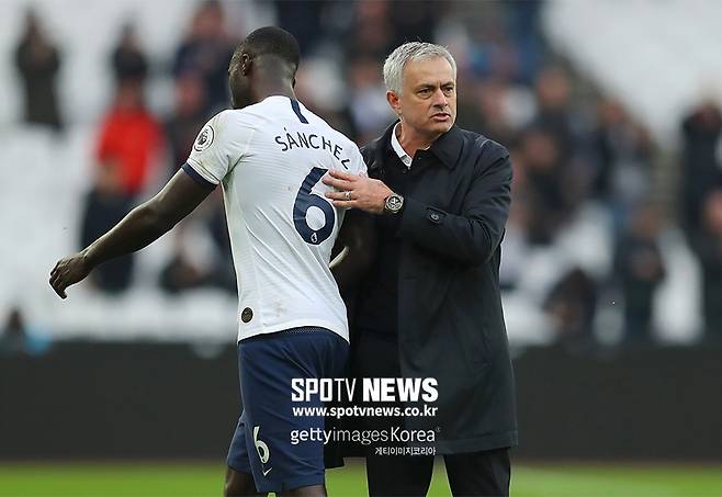 ▲ 다빈손 산체스(왼쪽)가 조세 무리뉴 감독(오른쪽) 체제에서 입지를 잃었다