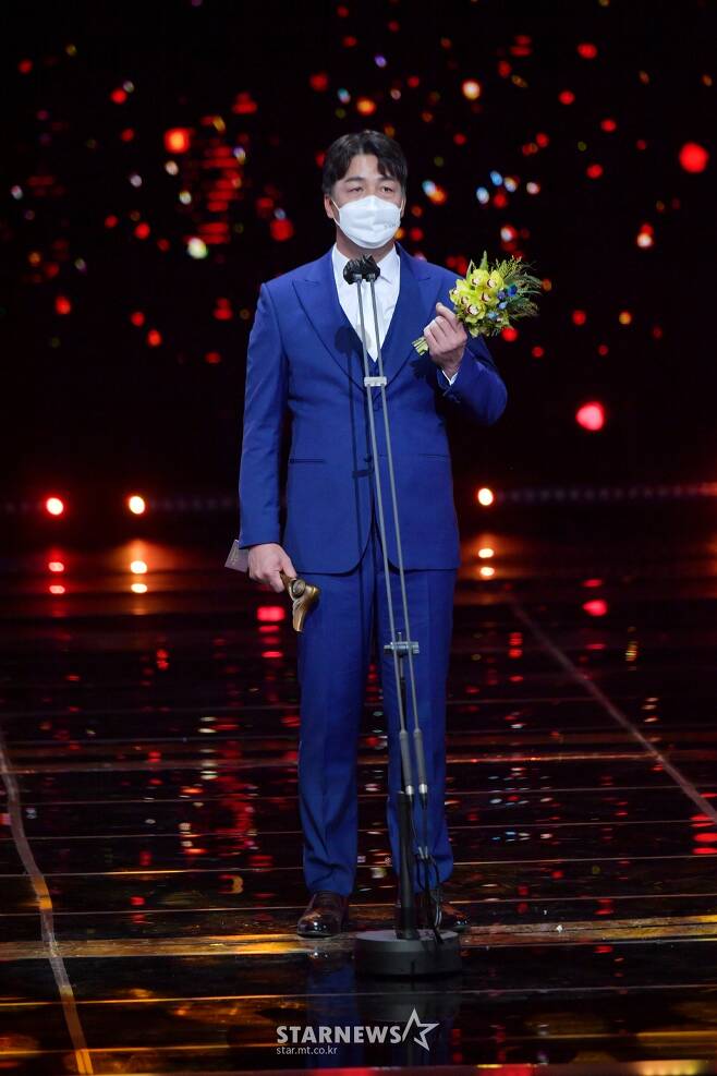 Actor Ahn Gil-Gang is giving a supporting actor award at the 2020 KBS Acting Awards ceremony held at KBS, Yeouido, Seoul on the afternoon of the 31st./ Photos