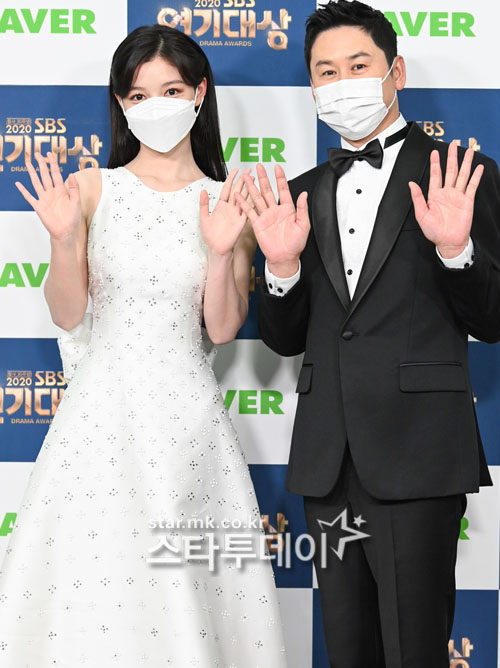 Actor Kim Yoo-jung and comedian Shin Dong-yup pose at the Awards for the 2020 SBS Acting Awards held at SBS Prism Tower in Sangam-dong, Seoul on the afternoon of the 31st.
