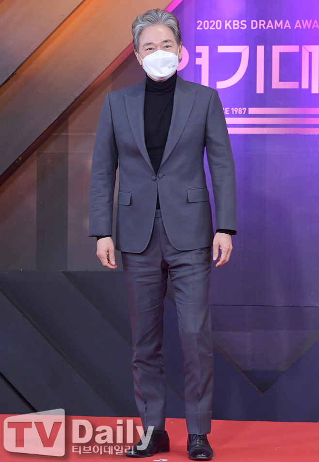 The 2020 KBS Acting Grand Prize Red Carpet event was held at KBS, Yeouido, Seoul on the night of the 31st.Kim Myung-soo, who attended the KBS acting target Red Carpet, is posing.Photo: KBS