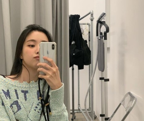 Son Na-eun, a member of group Apink, told her cute routine.On the 30th, Son Na-euns Instagram posted a picture without any phrase.In the photo, Son Na-eun took a mirror selfie in a comfortable-looking nate; fans cheered on Son Na-euns innocent, lovely visuals, which were seen next to his cell phone.Meanwhile, Son Na-eun is active in various fields.He is appearing on JTBC Gamseong Camping and has performed in the drama Daepungsu, Cinderella and four articles, The most beautiful farewell in the world, I want to eat dinner and Apink, a group to which Son Na-eun belongs, announced Dumhdurum in April.