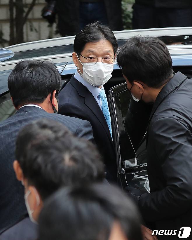 '드루킹 댓글 조작 공모' 혐의로 기소된 김경수 경남도지사가 지난해 11월 6일 오후 서울 서초구 서울고등법원에서 열린 컴퓨터등장애업무방해 등 항소심 선고 공판을 마친 후 귀가하고 있다. 서울고법 형사2부(부장 함상훈)는 이날 재판에서 컴퓨터 등 장애 업무방해 혐의에 징역 2년, 공직선거법 위반 혐의에 무죄를 각각 선고했다. 재판부는 보석 취소는 하지 않았다. 2020.11.6/뉴스1 © News1 임세영 기자