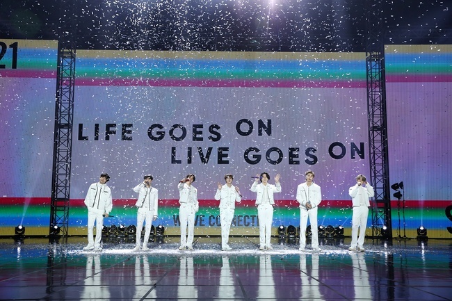 2021 NEW YEARS EVE LIVE presented by Weverse (hereinafter referred to as 2021 NEW YEARS EVE LIVE) met former World viewers.On December 31, 2020, the first joint performance of Big Hit labels The Artists, 2021 NEW YEARS EVE LIVE was held at Kintex, Goyang City, Gyeonggi Province from 9:30 pm on December 31, 2020.The performances included Lee Hyun, Category, NUEST, BTS, GFriend, The Day After Tomorrow Esporte Clube BahiaTwogether, and ENHYPEN, which are the artists of Big Hit labels.The performance was titled Weve Connected, with the meaning of connecting with The Artist and The Artist, Fan and Fan, The Artist and Fan, and the end of 2020 and the first of 2021.In particular, it added special meaning to the first concert to meet the artists of Big Hit labels in one place.This performance was scheduled to be performed simultaneously on and off, but it was only live streaming due to the Corona 19 situation.Despite the reality that it is difficult to meet and connect physically with Only, MEET & GREET, Global Connect Stage, Halsey, Lauv, Steve Aoki, which were able to meet The Artist behind the stage in the studio A rich range of attractions, including collaboration with the late Shin Hae-cheol and the stage beyond time and space, embodied with artificial intelligence (AI) technology, have fascinated former World viewers.In addition, five large stages optimized for each of The Artists have created a lively stage using state-of-the-art technologies such as Augmented Reality (AR) and Extension Reality (XR).The stage, which actively utilized the advantages of online performances, was also outstanding.A special performance was held for all World Music fans to have a new experience in watching new performances, including new hologram technologies that were not experienced in offline concerts.The organizers also completed the stage with pre-recording and real-time broadcasting in order to provide the performance of the artists of Big Hit labels with the best quality along with various set lists.The audience selected the screen that they wanted to see from the ultra-high-definition 4K and 6 high-definition HD multi-view screens in real time with such various technologies and rich repertoire.Part1. WE ConnectThis years performance was under the theme of Weve Connected, and four sub-subjects of WE, RE, NEW and 2021 Connect were expressed in the music, performance and stage of the artists.WE was opened by group leaders of Big Hit labels The Artists (Lee Hyun, Category, JR, RM, Wish, Suvin, Garden).They expressed their connection to the new World by becoming doors to each other, and showed that the artist and former World fans are connected to each other with music.ENHYPEN then performed fantastic performance with three songs including Let Me In (20 CUBE) and 10 Months including the title song Given-Taken of the debut album BORDER: DAY ONE.Next is The Day After Tomorrow Clube BahiaTwogethers title song Dream Chapter: ETERNITY The Night World Burns, Were ... (Cant You See Me?).The Day After Tomorrow Clube BahiaTwogether performed a refreshing and intense performance in order of Misode1: Blue Hour lost the weather, Wishlist, You and I found in the sky at 5:53 along with the song Puma that left the zoo.The category and Lee Hyun also completed the stage where the wide range of music spectrum stands out.The category added the heat of the performance by singing GIVE IT 2 U, Forever Young and Dattara in a series of medleys, and showed explosive singing ability on BEAUTIFUL stage.Lee Hyun, in a voice of appeal, sang the best of my things and the evil story, raising the atmosphere of the performance.Part 2. RE ConnectRE was filled with music and stage reinterpreted as a collaboration with new genres, musical instruments, and characters.Based on the remaining video data of the late Shin Hae-cheol, 3D modeling (hologram) of the deceased was implemented using artificial intelligence (AI) technology, and his unfinished song, The Day After Tomorrow Esporte Clube Bahia Twogether Hunning Kai, ENHYPEN Jay reinterpreted with the hologram.The life-time hit song To You, which was arranged with the sound and rhythm of Korea, stood on stage with the late Shin Hae-cheol, whose holograms were implemented by category, NUEST Baekho, GFriend Yuju, The Day After Tomorrow Clube BahiaTwogther Taehyun and ENHYPEN Hee Seung. It gave me a touch and a good luck.Part3. NEW ConnectIn the reality that many things became impossible with Only, the stage of The Artist, who tried to connect with the world constantly in a new way, led to NEW.NEW has enhanced the immersion of viewers with its rich attractions that add vivid AR and graphic effects.GFriend opened the stage with the title song Night of his sixth mini album Time for the Moon night released in 2018.The hit songs followed up with the title song Crossroads of LABYRINTH (Shoi: Ravelins), Apple of Song of the Sirens, Walpurgis Night title song MAGO I sang and warmed up the atmosphere.Just after that, the stage for NUEST was released.NUEST, along with dancers and orchestras, performed the fourth mini album title songs Queens Knight, Love Paint, BET BET on the stage reminiscent of the chessboard, and then performed Shadow, Im in Trouble, LOVE ME, DRIVE It shows the song by mash-up and adds a different fun with a good composition.BTS was the first Korean singer to appear on stage as a single Dynamite, which made it to the top of the US Billboard single chart Hot 100.Then, he peaked the atmosphere by singing the song Best Of Me of the mini album LOVE YOURSELF Her.Part4. 2021 ConnectThe 2021 CONNECT was filled with countdowns and performance finales that comforted 2020, when everyone was in trouble, and cheered up 2021, which would be better.The concert was Global Connect Stage, a collaborative stage with overseas The Artists.BTS, along with the Raub, who appeared on stage through hologram technology, is playing with the guitar accompaniment, Make It Right (feat).Lauv) and the poems for the small things (Feat. Steve Aoki) and the MIC DROP.In Halsey stage, Steve Aoki and Halsey appeared through large LEDs, respectively, and the atmosphere became even hotter.The ending stage of 2021 NEW YEARS EVE LIVE was decorated by BTS.He sent a message of comfort and hope to former World Music fans who are communicating with the connection of Music by singing the new album Deluxe Edition title song Life Goes On.