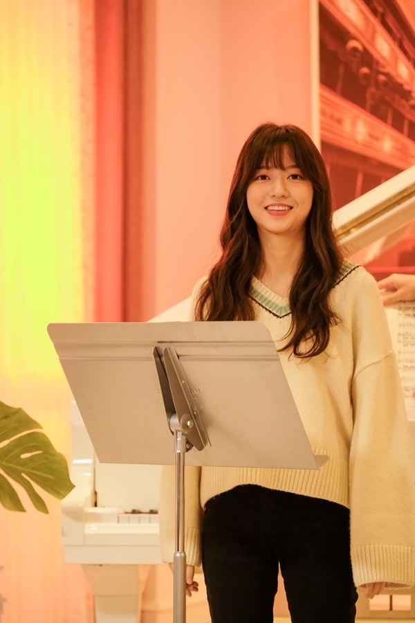 The scene of the filming of Penthouse has been released.The SBS monthly drama Penthouse (playplayed by Kim Soon-ok/directed by Joo Dong-min) has firmly secured the top throne of all channel mini-series from its first broadcast to its last 19th, and has maintained the top spot in ratings for 19 consecutive times.In particular, Lee Ji-ah - Kim So-yeon - Eugene - Um Ki-joon - Eun-Kyung Shin - Bong Tae-gyu - Yoon Jong-hoon - Yoon Joo-hee - Park Eun-seok - Ha Do-kwon are receiving favorable reviews.On January 1, Penthouse expressed its gratitude to viewers who have been hotly loved and interested in the past, and released Unofficial Behindcut of Pent Corps to appease the regret of Season 1 End.Lee Ji-ah, a Shim Soo-ryun station who gave the Hera PheriSams Club people a end-of-the-way revenge battle to the death of her daughter in the play, is smiling with her gaze down and thinking with her chin and her chin.In addition, Kim So-yeon, who is continuing his heinous evil girls journey due to his blindness to power and honor, has made a bright smile that he can not see in the drama, and he looked at Camera.Eugene, who played the role of Oh Yoon-hee, who had been in the public interest of viewers by revealing the true color of evil at the same time that he was the real criminal of the murder case of Min Seol-ah (Cho Soo-min), was immersed in filming and made people laugh at him as a cheerful act of direct control of Camera.Um Ki-joon, who expresses the role of the evil axis of the evil with overwhelming charisma, is equipped with the coolness of Mass man and is stealing his gaze with a cute V pose opposite to the face that is expressionless.In addition, before the end of the heart training in the drama, the Hera PheriSams Club people gathered in front of the fountain and enjoyed the joy. In the scene, Lee Kyu-jin station Bong Tae-gyu built a bright Smile, both hands held Umji, and showed a unique Gyujin Jangku charm. The station Choi Ye-bin completed a friendly two-shot and attracted attention.In addition, Yoon Chul Has station, Yoon Jong-hoon, poses for Umji toward Camera through the bars of the bus, and Park Eun-seok, who crosses the station of Gong-dong and Logan Lee, is concentrating somewhere while concentrating somewhere.In addition, while the family of the world, including Kim So-yeon - Yoon Jong-hoon - Choi Ye-bin, took a certification shot in a completely different atmosphere from the play, the Pent Kids burst into a lovely smile and a cheerful smile, including Kim Hyun-soo, Eugenie, Jin Ji-hee, The scene was painted with warmth.