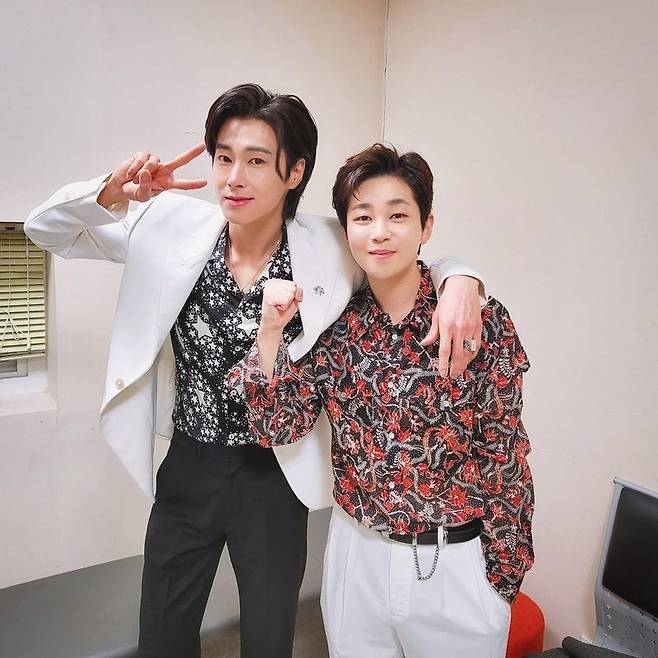 DinDin released a two-shot with YunhoDinDin posted a picture and a picture on January 1, The first feed in 2021 is Yoon Ho-hyung, so this years Hit the jackpot! Im going to do it! Dunia friendship Poever.The photo released was a two-shot of DinDin and TVXQ Yunho, who took a V-pose with DinDin and a friendly shoulder companion, and DinDin is holding his fist.