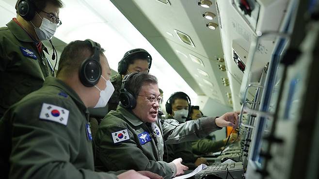 문재인 대통령이 공군 항공통제기 E-737에 탑승해 지휘비행하는 모습 (사진=청와대 제공, 연합뉴스)