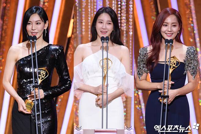 Actor Kim So-yeon, Lee Ji-ah and Eugene attended the 2020 SBS Acting Grand Prize ceremony held at SBS Prism Tower in Sangam-dong, Seoul on the afternoon of the 31st.Kim So-yeon black of allureLee Ji-ah Goddess of pure whiteEugene Invariant Beauty of the One Fairy