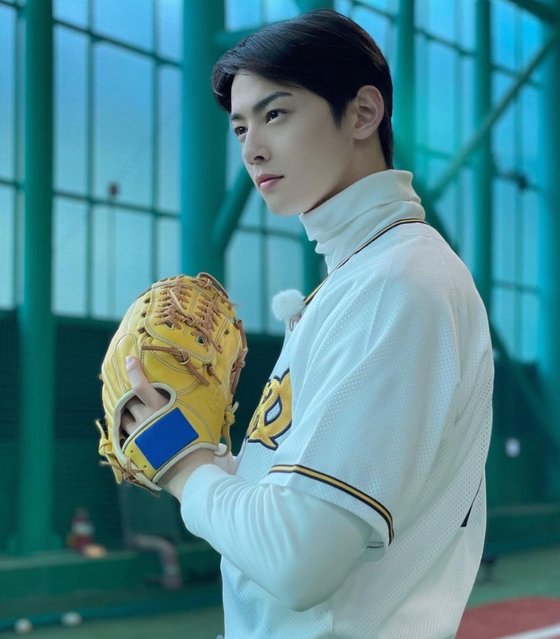 Singer and actor Cha Eun-woo has released All The Butlers authentication shots.Cha Eun-woo posted several photos on his SNS on the 4th with baseball emoticons.The photo shows Cha Eun-woo, Shin Sung-rok, Hyun-jin Ryu, Lee Seung-gi, Yang Se-hyeong and Kim Dong-Hyun, who were dressed in baseball uniforms.In addition, Cha Eun-woo and Hyun-jin Ryus two shots, a glove and a ball, and a picture of Cha Eun-woo taking a pitching posture were revealed.In SBS All The Butlers broadcast on the last three days, Korean Monster baseball player Hyun-jin Ryu and members cohabitation rock day were drawn.The Monsters (All The Butlers) team, led by Hyun-jin Ryu, gave a pleasant smile with Dreams, which was a group of professional players such as Hwang Jae-gyun, Yoon Seok-min and Kim Hye-sung, and baseball battle.On the other hand, Cha Eun-woo is appearing in TVN drama Goddess Kangrim and SBS entertainment All The Butlers.