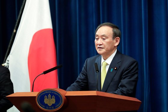 스가 요시히데 일본 총리가 지난해 12월 4일 기자회견에서 "인류가 바이러스와 싸워 이겼다는 징표로 도쿄올림픽을 개최하겠다"고 밝히고 있다. [로이터=연합뉴스]