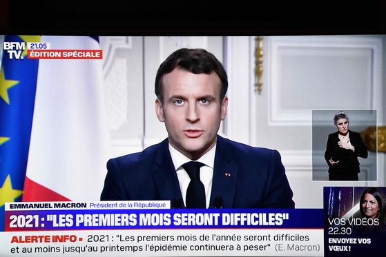 지난달 31일 프랑스 파리의 엘리제궁에서 에마뉘엘 마크롱 프랑스 대통령이 신년사를 하고 있다. [BFM TV 채널=AFP]