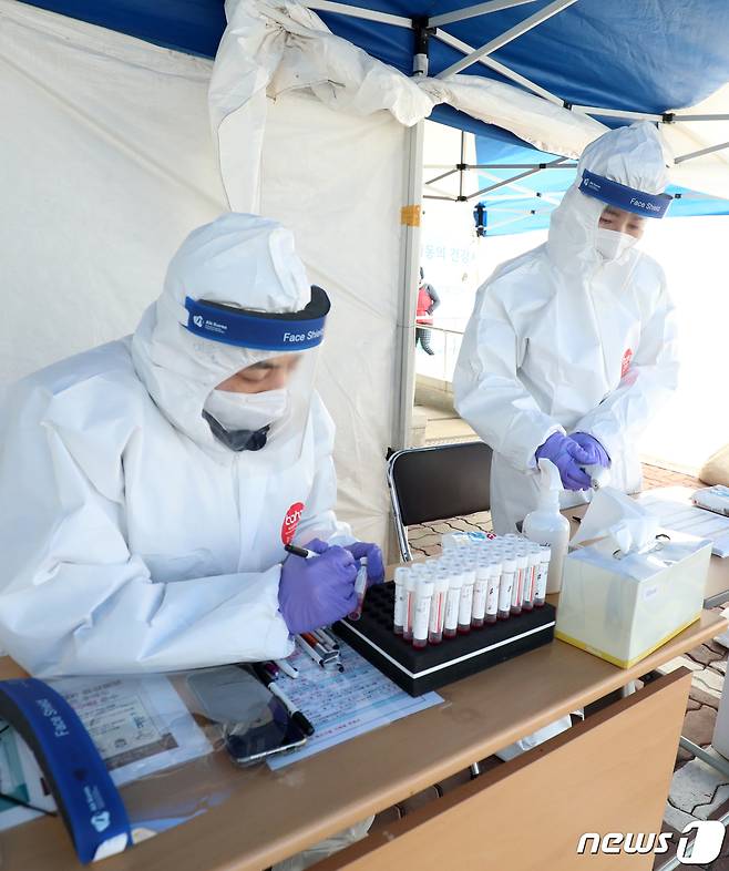 5일 전북 전주시 평화보건지소 앞에 신종 코로나바이러스 감염증(코로나19) 확진자 동선 다수 발생에 따른 주민 불안감 해소를 위한 임시선별진료소가 설치 운영을 시작한 가운데 의료진들이 진료 준비를 하고 있다. 2021.1.5/뉴스1 © News1 유경석 기자