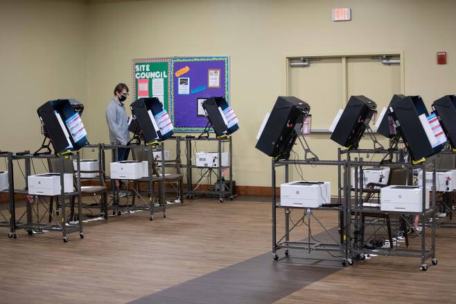 한 남성 유권자가 5일(현지시각) 미국 조지아주 시니어 센터 투표장에 마련된 기계를 통해 상원 결선 투표를 하고 있다./AP연합
