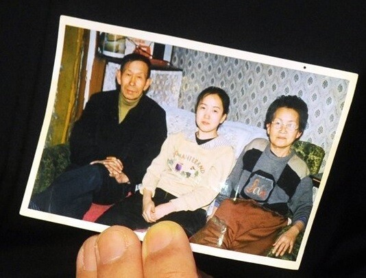 지난 2009년 공개된 고 윤종수(맨 왼쪽·79)씨와 북한에 두고 온 가족들 사진. 납북자가족모임 제공