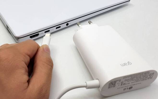 USB-C 규격의 전원 어댑터로 본체 충전을 한다