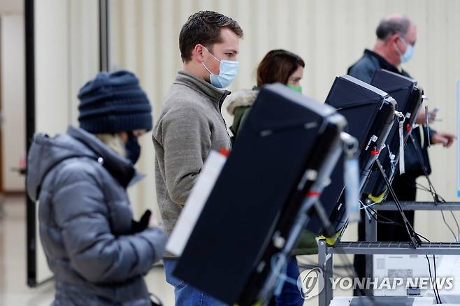 미국 조지아주 상원의원 결선투표장에서 투표하는 유권자들 [로이터=연합뉴스]