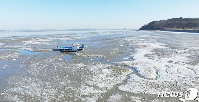 6일 북극발 한파의 영향으로 인천 영종도 예단포 선착장 갯벌이 꽁꽁 얼어있다. /© News1 박지혜 기자