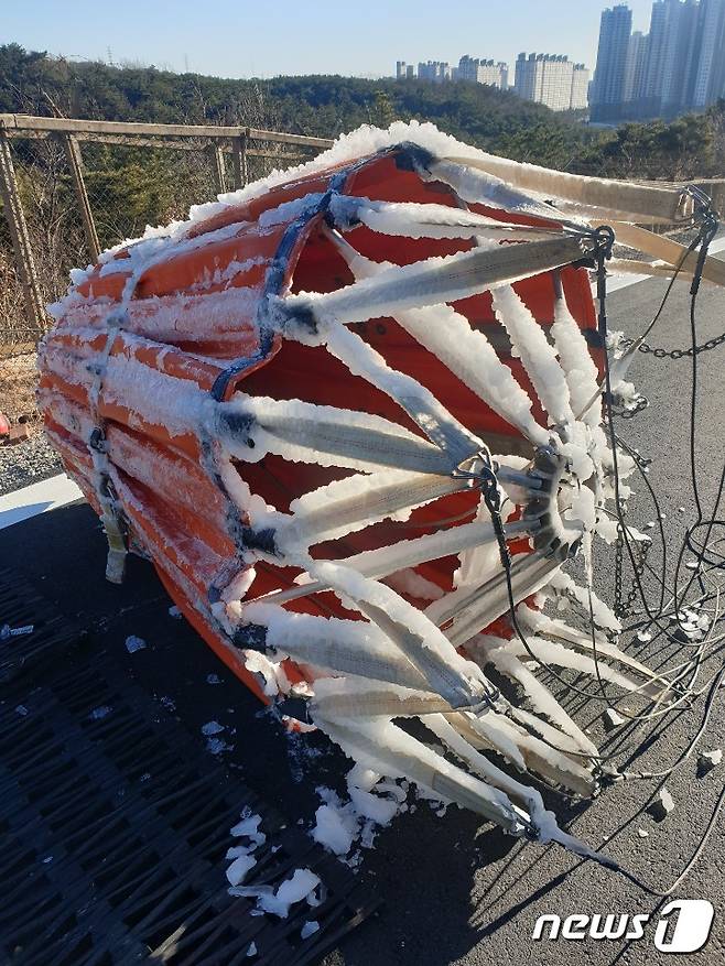 6일 경북 영덕군 창수면 오촌리 산불 현장에 투입됐던 포항시 산불진화임대헬기에 장착된 담수용 밤비바켓이 얼음에 뒤덮혀 있다. 현장에 투입됐던 진화헬기 조종사들은 영하의 날씨에 주변 저수지가 얼어붙어 진화에 필요한 물을 담수하는데 어려움을 겪었다"고 밝혔다. 2021.1.6/뉴스1© 최창호 기자