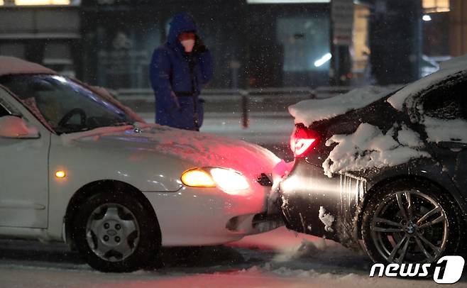 6일 오후 서울 잠실역 인근에서 차량 2대가 추돌사고가 발생, 빙판길 위에 차들이 멈춰서 있다./뉴스1 © News1