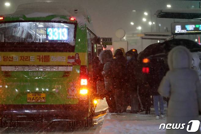 서울 전역에 대설주의보가 발효된 6일 오후 서울 잠실역 인근에서 시민들이 버스에 오르고 있다./뉴스1 © News1