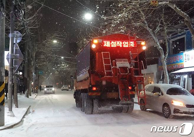 6일 오후 곳곳에 한파와 대설 특보가 발효된 가운데 서울 마포구 홍대입구역 인근에 눈이 소복히 쌓여있다. 제설차량이 이면도로 눈을 치우며 염화칼슘을 뿌리고 있다. 2020.1.6/뉴스1 © News1 황덕현 기자