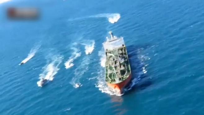 이란 혁명수비대가 지난 4일 호르무즈 해협에서 한국 국적 선박을 나포하고 있다. /FARS