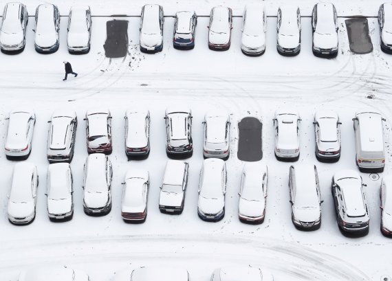 러시아 상트페테르부르크 주차장에 눈덮인 차들이 주차돼 있다. /사진=로이터뉴스1