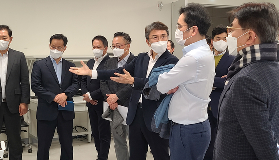 Samsung Electronics Vice Chairman Lee Jae-yong, second from right, discusses with executives at the electronics maker's research center in southern Seoul. [YONHAP]