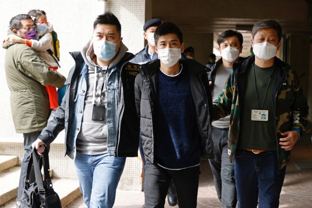 홍콩 민주화 운동가인 레스터 셤이 6일 경찰에 연행되고 있다. 홍콩 경찰은 이날 셤을 포함한 범민주진영 인사 53명을 국가보안법 위반 혐의로 체포했다고 밝혔다. 이들에게는 보안법상 국가 전복 혐의가 적용됐다. 로이터연합뉴스