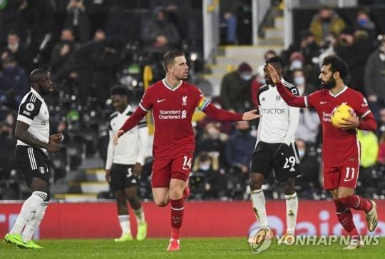 잉글랜드 축구 최다 우승팀인 리버풀은 선수들이 상하의 유니폼 모두 빨간색을 입어 '더 레즈(The Reds)'라는 별명을 갖게됐다. 사진은 무함마드 살라흐(오른쪽)와 조던 헨더슨이 골을 넣고 환호하는 모습.