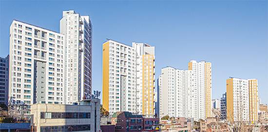 서울 서대문구 북아현1구역은 북아현뉴타운에서도 가장 먼저 재개발 사업을 완료했다. 사진은 북아현1-3구역을 재개발한 ‘e편한세상신촌’ 단지 전경. <최영재 기자>