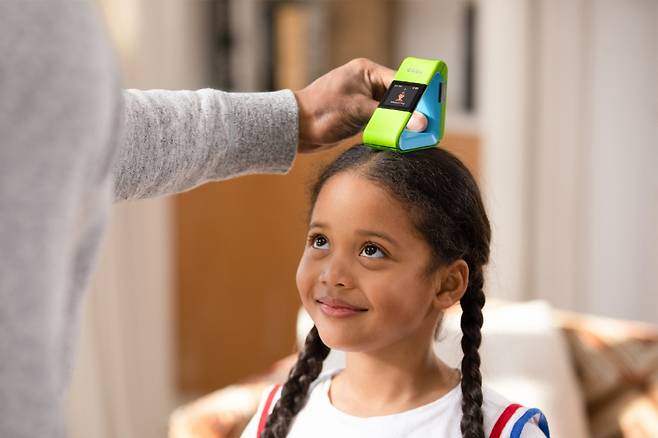 '맥파이테크'가 개발한 어린이 신제 발달과 성장 관리를 도와주는 디바이스로 어린이의 키를 재고 있다. /사진제공=삼성전자