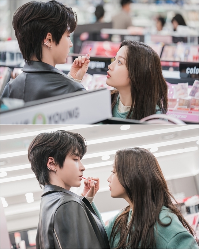 The breathtaking closeness of Moon Ga-young and Hwang In-yeop, the Goddess Gangrim, was captured.TVNs drama Goddess Gangrim (directed by Kim Sang-hyeop/playwright Ishieun/planned tvN, studio Dragon/production main factory, studio N) has a look complex, but Ju-kyung, who became a goddess through Makeup, and Suho, who keeps her scars, meet and grow up sharing each others secrets.As the episode continues, the romance of Ju-kyung, Suho and Han Seo-joon (Hwang In-yeop) which raise interest are spreading intense excitement and making viewers not to break out.In the last broadcast, Seo-joon laughed under the bright sunshine and raised the index with a dazed figure with his hand on his chest as if he had been shot at by Ju-kyung.Moreover, Seo-joon, at the end, ran to a month to save Ju-kyung, who was caught by Lee Sung-yong (Shin Jae-hui), and overpowered him.So, I wondered how the relationship between the three people will change.Among them, Goddess Kanglim will focus attention on Moon Ga-young and Hwang In-yeops Date Steel Series ahead of the 7th episode on January 6.The two people in the open SteelSeries are attracted to the look of enjoying the shooting date while watching the cosmetics corner like lovers.At this time, Moon Ga-young looks at Hwang In-yeop as if to show tint color and spreads his lantern eyes with a lantern.