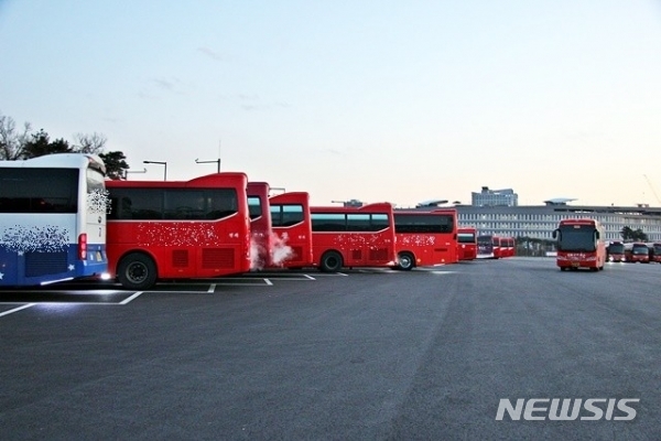 [세종=뉴시스]출발 준비 중인 정부세종청사에 주차된 서울·수도권 통근버스