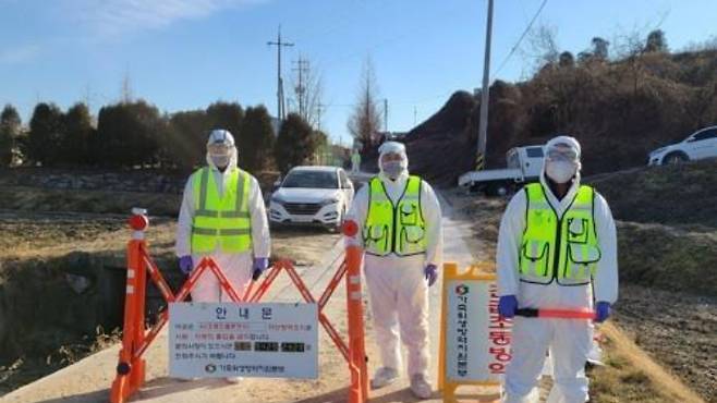 AI가 발생한 가금농장 통제. 연합뉴스