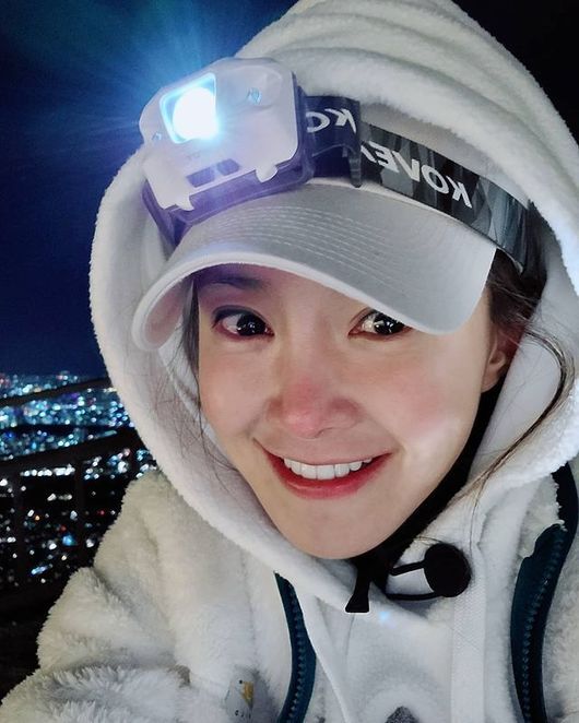 Actor Lee Si-young admires Seaouls The Night Watch during nighttime hikeLee Si-young posted several photos on his Instagram on the 5th with an article entitled # Inwangsan is so beautiful Seoul was breathing.In the photo, Lee Si-young, who climbed Mount Inwang with headlights on his head even in the cold weather, and the Seouls The Night Watch from the mountain are included.Lee Si-youngs bright smile and beautiful The Night Watch attract attention.Meanwhile, Lee Si-young recently appeared on the original series Sweet Home, which was released on Netflix, and met with viewers.Lee Si-young Instagram